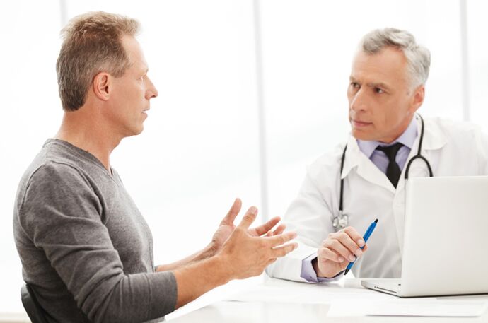 Doktor randevusunda kronik prostatiti olan bir adam